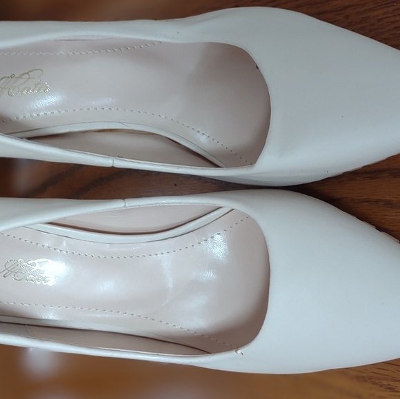 Women's high heels - Picture 2 of 3